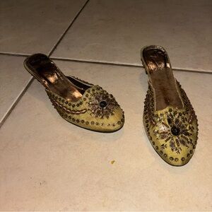 Bella Marie Vintage Y2K
Solar Beam Gold Beaded Pointed Toe Mule Kitten Heel